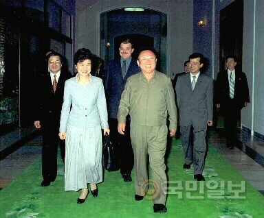 박근혜 의원이 2002년 5월 13일 저녁 숙소인 평양 백화원초대소를 찾아온 김정일 국방위원장과 만찬장으로 걸어가고 있다. 국민일보DB