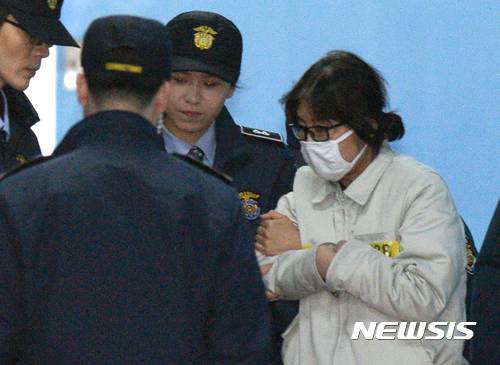 【서울=뉴시스】권현구 기자 = 박근혜 대통령과 공모해 국정을 농단한 혐의 등으로 기소된 '비선실세' 최순실이 1차 공판준비기일을 마치고 19일 오후 서울 서초구 서울중앙지방법원을 나서고 있다. 2016.12.19. stoweon@newsis.com