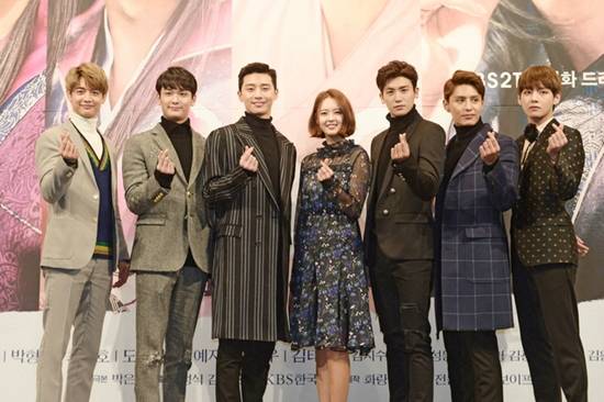 KBS 월화드라마 '화랑' 출연진이 16일 열린 제작발표회에서 손하트를 하고 있는 모습 (사진=KBS 제공)