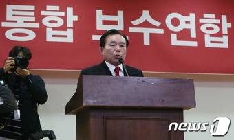이인제 혁신과 통합보수 연합 공동대표가 13일 서울 여의도 국회 의원회관에서 열린 '혁신과 통합 보수 연합' 출범식에서 인사말을 하고 있다. © News1 송원영 기자