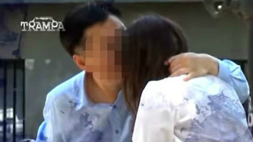 한국인 외교관이 현지 소녀를 성추행하는 모습이 칠레 TV 카메라에 찍혔다. (사진=유튜브 하면 캡처)