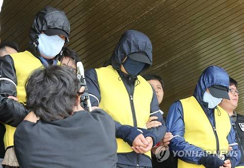 (목포=연합뉴스) 박철홍 기자 = 검찰에 송치되는 여교사 성폭행범들. 2016.6.10 pch80@yna.co.kr (끝)
