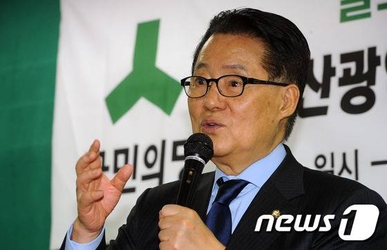 박지원 국민의당 원내대표가 22일 오후 부산 진구 양정동 부산시당에서 열린 연제구지역위원회의 당원대표자대회에 참석해 발언하고 있다. 2016.12.22/뉴스1 © News1 여주연 기자