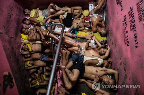 콩나물시루 같은 필리핀 케손시 교도소[AFP=연합뉴스 자료사진]