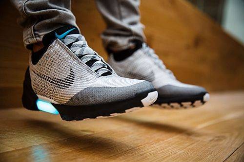 신발 옆에 있는 버튼을 눌러 현재 배터리 상태를 불빛 색으로 확인할 수 있다. (사진=씨넷)