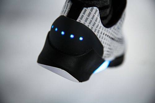 신발 뒷면에는 여러개의 led 조명이 달려있다. (사진=씨넷)