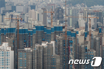 서울 아파트 공사 현장 모습© News1