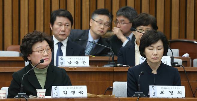 김경숙 전 이화여대 신산업융합대학장이 15일 오후 국회에서 열린 `박근혜 정부의 최순실 등 민간인에 의한 국정농단 의혹사건 진상규명 국정조사특별위원회 4차 청문회'에서 최순실씨 딸 정유라의 부정입학과 관련해 교육부 감사관(맨 뒷줄)들과 대질신문을 받고 있다. 오른쪽은 최경희 전 이화여대 총장. 이정우 선임기자 woo@hani.co.kr