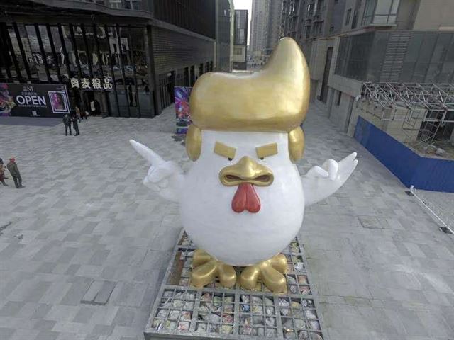 중국 산시성 타이위안시에 등장한 도널드 트럼프를 닮은 닭 조형물. 페이스북