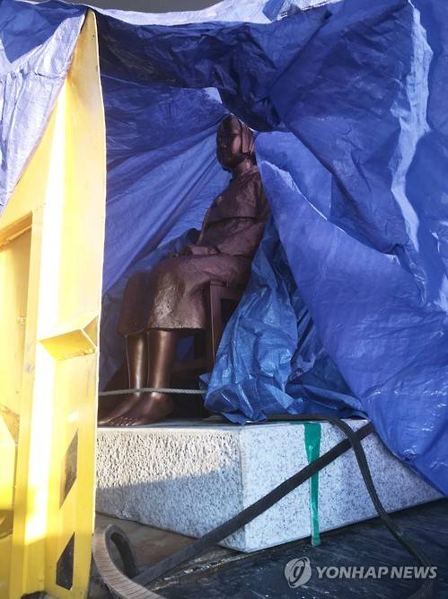 야적장에 방치된 소녀상 (부산=연합뉴스) 김선호 기자 = 부산 일본영사관 앞에서 설치됐다가 동구청의 강제 철거로 압수된 소녀상이 30일 동구 야적장에 방치돼 있다. 2016.12.30 wink@yna.co.kr