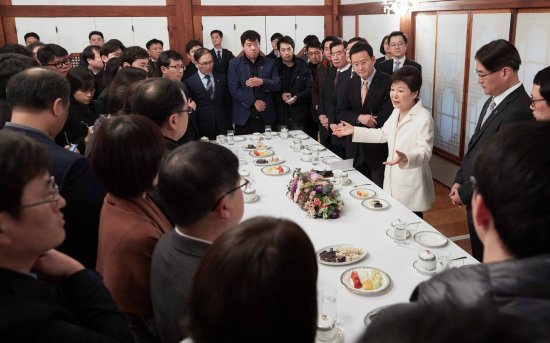 박근혜 대통령이 1일 청와대 상춘제에서 출입기자단과 신년 인사를 겸한 티타임을 하고 있다. 청와대 제공