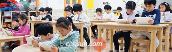 지난 3월 경기도 화성시의 한 사립유치원에서 유치원생들이 코딩 수업을 받고 있다. 태블릿 PC로 진행되는 수업이 신기한지 화면을 뚫어져라 쳐다보고 있다. /김지호 기자