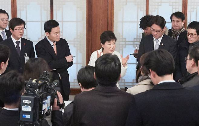 박근혜 대통령이 지난 1일 오후 청와대 상춘재에서 출입 기자들과 간담회를 하고 있다. 청와대 제공