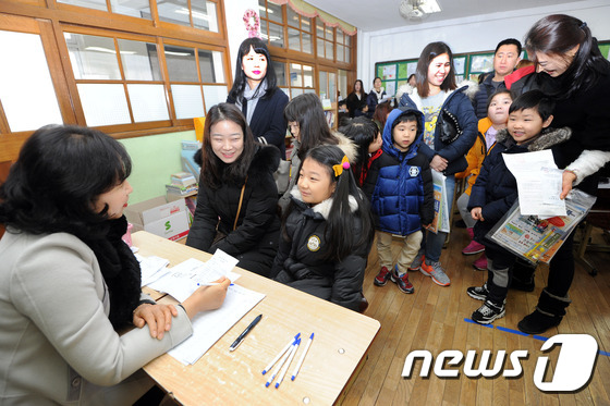 한 초등학교 예비소집에서 예비 초등학생들이 선생님과 대화하고 있다./뉴스1 © News1