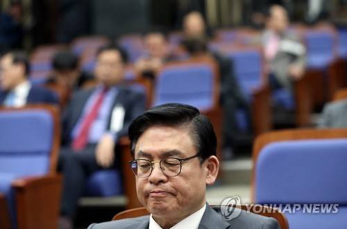 정족수 미달로 지연되는 상임전국위 (서울=연합뉴스) 신준희 기자 = 6일 오후 서울 여의도 국회에서 열린 새누리당 상임전국위원회. 예정됐던 비대위원 구성 안건 처리 등이 정족 수 미달로 지연되자 정우택 원내대표가 난감한 표정을 짓고 있다. hama@yna.co.kr