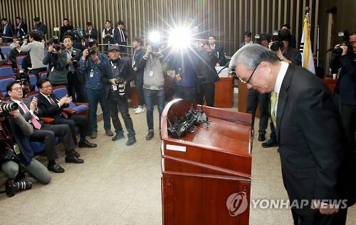 새누리 인명진 비대위 표류 (서울=연합뉴스) 홍해인 기자 = 새누리당 인명진 비상대책위원장이 6일 오후 서울 여의도 국회 본관에서 전국상임위원회가 정족수 미달로 무산된 뒤 전국상임위원들을 향해 인사하고 있다. hihong@yna.co.kr