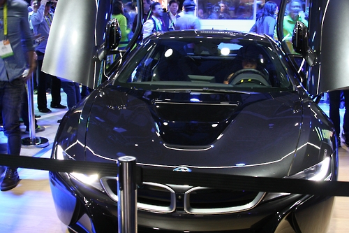 인텔이 'CES 2017' 부스에 전시한 BMW i8 자동차. 인텔은 이 차와 증강현실 헤드셋을 이용해 클라우드 기반의 인공지능 알고리즘이 관장하는 완전 자율주행을 미리 선보였다.