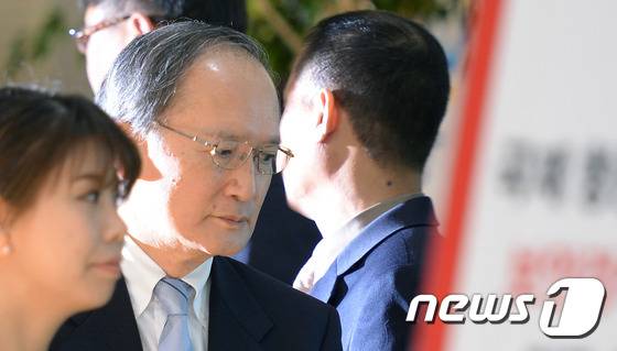 본국으로부터 일시 귀국 조치를 받은 나가미네 야스마사(長嶺安政) 주한일본대사가 출국하기 위해 지난 1월 9일 오전 서울 김포공항 출국게이트를 지나고 있다. 2017.1.9/뉴스1 © News1 김명섭 기자