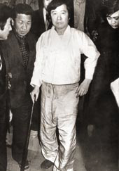 1971년 5·25 총선 직전 의문의 교통사고를 당한 김대중은 후유증이 심해져 11월9일 일본으로 건너가 도쿄 게이오대학 부속병원에서 치료를 받았다. 하지만 고관절 손상으로 이후 평생토록 지팡이에 의존해야 했다. 김대중평화센터 제공