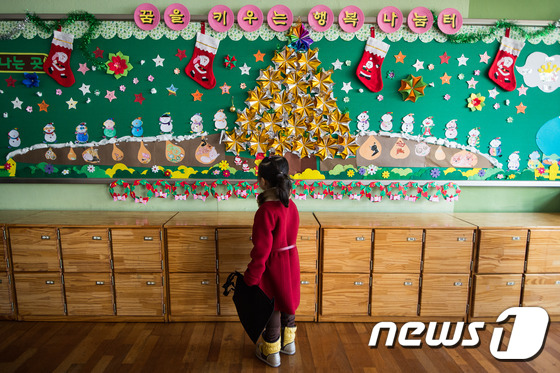서울시내 초등학교 예비소집일인 11일 한 예비초등학생이 입학등록을 마친 후 교실을 둘러보고 있다. 2017.1.11/뉴스1 © News1 유승관 기자