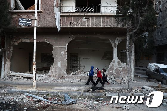 폐허가 된 시리아 수도 다마스쿠스 외곽의 반군 통제 지역. © AFP=뉴스1