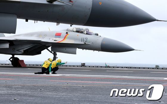 남중국해 훈련 중인 중국 해군. 전투기 '젠-15'(J-15)이 항공모함 '랴오닝'(遼寧)호에서 출격 준비를 하고 있다. © AFP=뉴스1