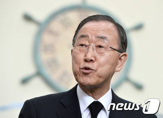 반기문 전 유엔 사무총장이 15일 오후 경기도 평택시 포승읍 해군2함대사령부 천안함 기념관을 둘러본 후 취재진 질문에 답변하고 있다. 2017.1.15/뉴스1 © News1 이재명 기자