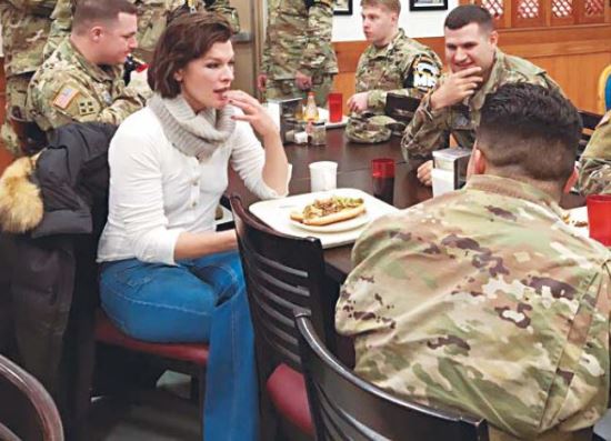 지난 14일 DMZ에 방문한 할리우드 배우 밀라 요보비치가 군인들과 간단한 식사를 함께하며 대화를 나누고 있다. UPI 코리아 제공