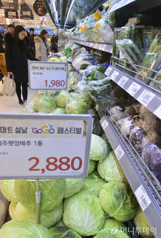 설 연휴를 열흘여 앞둔 15일 오전 서울의 한 대형마트에서 시민들이 장을 보고 있다. 한국농수산식품유통공사의 조사 결과에 따르면 설 차례상 관련 28개 성수품 가격은 전통시장 25만4000원, 대형유통업체 34만1000원으로 전년에 비해 각각 8.1%, 0.9% 상승한 것으로 나타났다. /사진=뉴스1  <저작권자 &copy; 뉴스1코리아, 무단전재 및 재배포 금지>