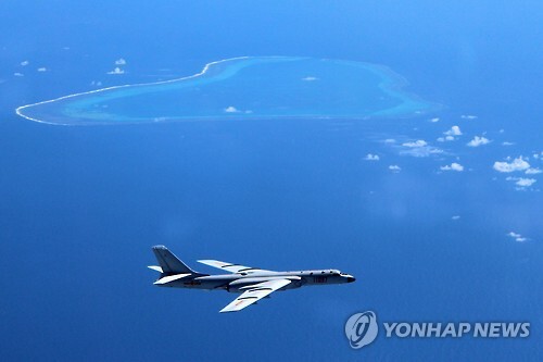 중국의 장거리 전략 폭격기 H-6K가 남중국해 섬과 환초들을 순찰 비행하고 있는 모습[AP=연합뉴스 자료 사진]