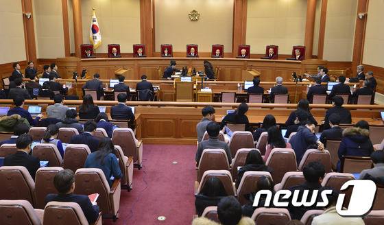 박한철 헌법재판소장이 17일 오후 서울 종로구 헌법재판소 대심판정에서 열린 '박근혜 대통령 탄핵심판 6차 변론기일'을 진행하고 있다. 이날 6차 변론에는 연락두절인 고영태 전 더블루K 이사와 해외체류 중인 유진룡 전 문화체육관광부 장관 등 대부분의 증인이 불출석했다. © News1 신웅수 기자