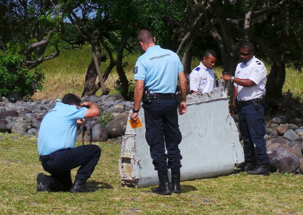 실종 항공기 MH370의 날개 잔해.