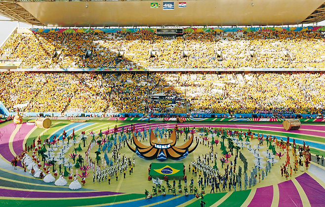 FIFA가 월드컵 본선 진출국을 현재 32개국에서 48개국으로 확대하는 변화를 시도한다. 사진은 2014년 브라질 월드컵 개막식 모습 © AP연합