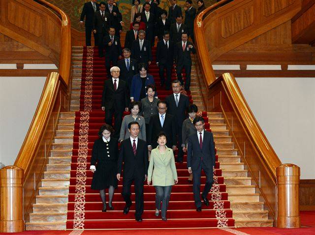 청와대 본관 로비에 들어서면 정면에 보이는 중앙 계단. 붉은 카펫과 대리석 바닥에서 웅장함과 함께 위압감도 느껴진다. 사진은 2015년 3월 27일 신임장을 수여한 대사 및 부인들과 함께 계단을 내려오는 박 대통령.