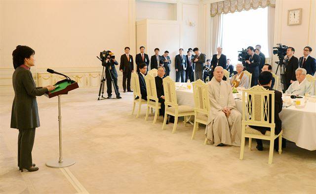 박 대통령이 2013년 3월 19일 청와대 본관 2층 인왕실에서 열린 한국종교지도자협의회 초청 오찬에서 인사말을 하고 있다. 열명 남짓 참석한 회동인데도 대통령은 거리를 두고 서서 인사말을 한다.