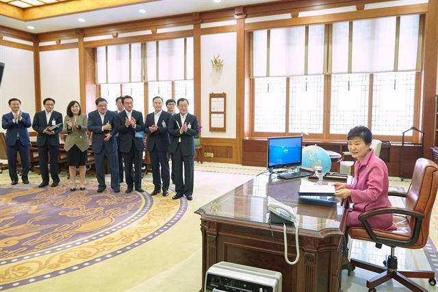 박 대통령이 2015년 9월 21일 청와대 본관 집무실에서 청년희망펀드 공약 신탁에 가입하는 모습을 공개하고 있다.