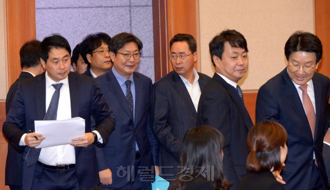 박근혜 대통령 탄핵소추위원단과 대리인들이 헌법재판소 대심판정에 들어서고 있다. [사진=헤럴드경제DB]