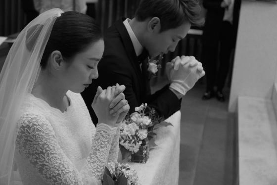 비♥김태희, 결혼식 장면 공개..'부부가 됐습니다'