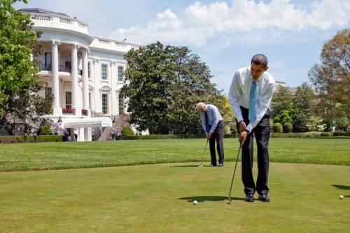 백악관 뒤뜰에서 바이든 부통령과 퍼팅하는 오바마 미 대통령. [사진=골프다이제스트 홈페이지]