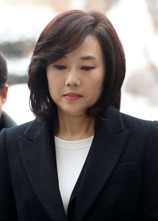 문화·예술계 ‘블랙리스트’ 작성을 주도한 의혹을 받는 조윤선 문화체육관광부 장관이 구속 전 피의자심문(영장실질심사)를 받기 위해 20일 오전 서울 서초구 서울중앙지방법원으로 들어서고 있다./연합뉴스