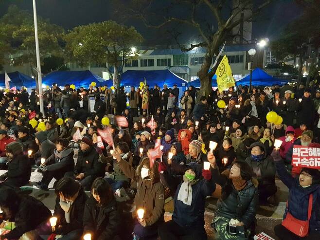 제14차 제주도민 촛불집회가 21일 오후 제주시청 앞 도로에서 1천여명의 시민이 참가한 가운데 열렸다.