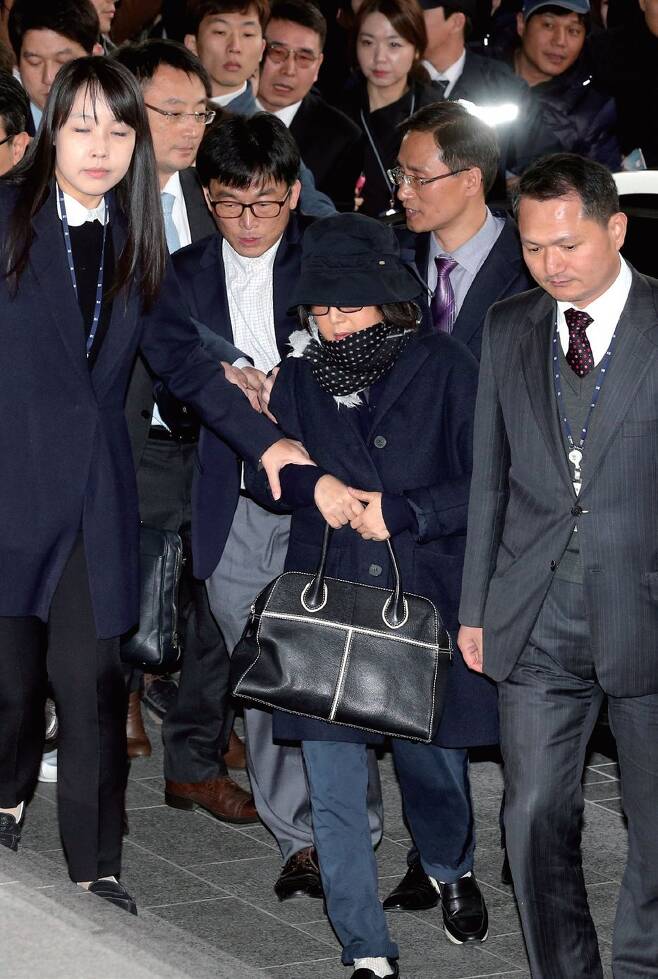국정농단의 주역 최순실 씨가 2016년 10월 피의자 신분으로 서울중앙지검에 출두하고 있다. [중앙포토]