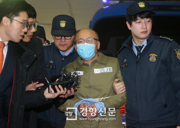 1월 1일 문형표 국민연금공단 이사장이 국정농단 특검 사무실로 소환되고 있다./이석우 기자