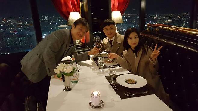 ▲ 다음 달 12일 슈퍼 보이가 슈퍼맨이 된다. 백승희 원장(왼쪽)의 주례로 신랑 최두호와 신부 김수효 씨가 부부가 된다.