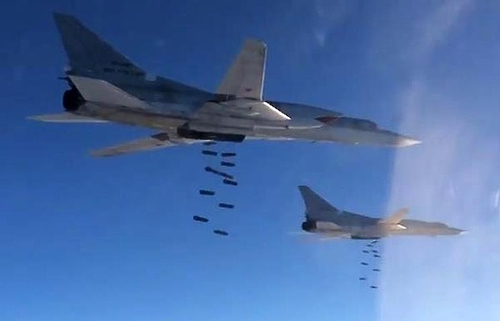 시리아 공습 작전 벌이는 러시아 공군 투폴례프(Tu)-22M3 폭격기들  [러시아 국방부 제공]