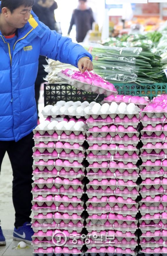 고척동 주민이 22일 오전 서울 고척동 드림홈마트에서 진열된 미국산 계란을 살펴보고 있다. 김경록 기자