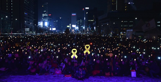 21일 서울 광화문광장에서 박근혜 대통령 탄핵을 요구하는 13차 촛불집회가 열리고 있다. /사진제공=뉴스1