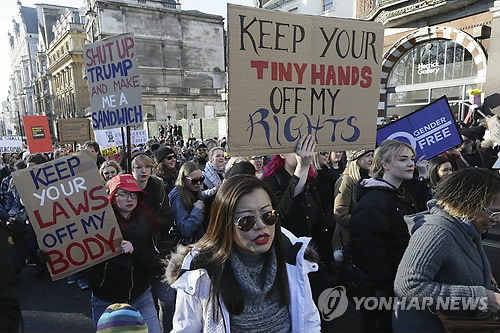 런던서 트럼프 반대 행진         (런던 AP=연합뉴스) 시민들이 21일(현지시간) 영국 런던에서 열린 '여성들의 행진'에 참여하고 있다. 이 행진은 미국 수도 워싱턴 D.C에서 열리는 도널드 트럼프 미국 대통령 항의 시위에 연대하는 차원에서 마련됐다.