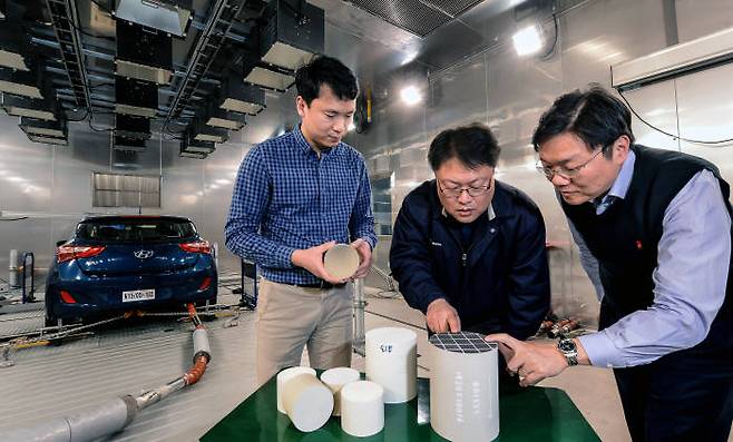 현대·기아자동차 남양연구소 배기촉매리서치랩/배기개발팀 연구원들이 배출가스 저감 장치 촉매 연구를 하고 있는 모습