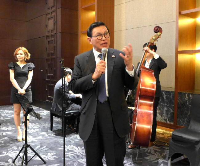 Indonesian Ambassador John Prasetio speaks at the gala dinner “New Government and New Hope: Investment Plan 2015-19” at Conrad Hotel in Seoul in May, 2015, which marked the visit of the Indonesia Investment Board members, led by Chairman Franky Sibarani. (Joel Lee/The Korea Herald)